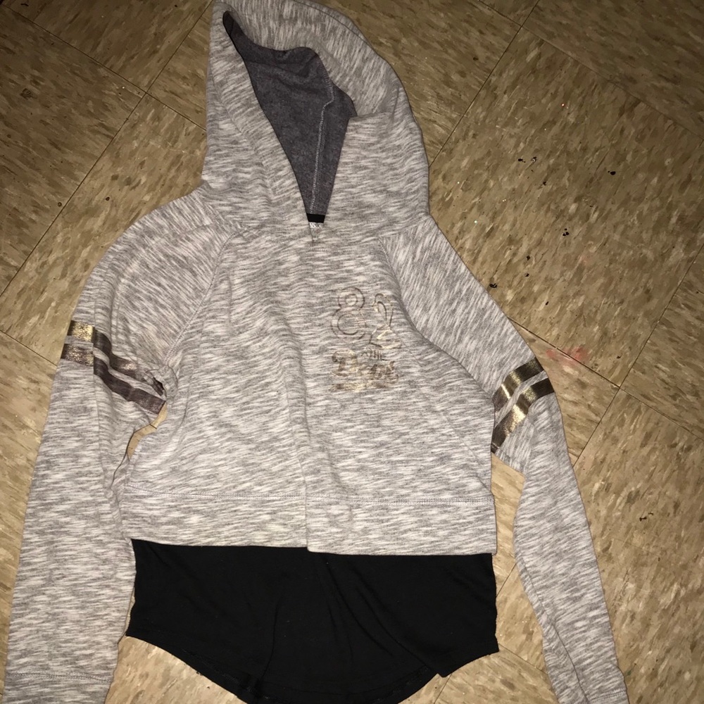 gray crop top